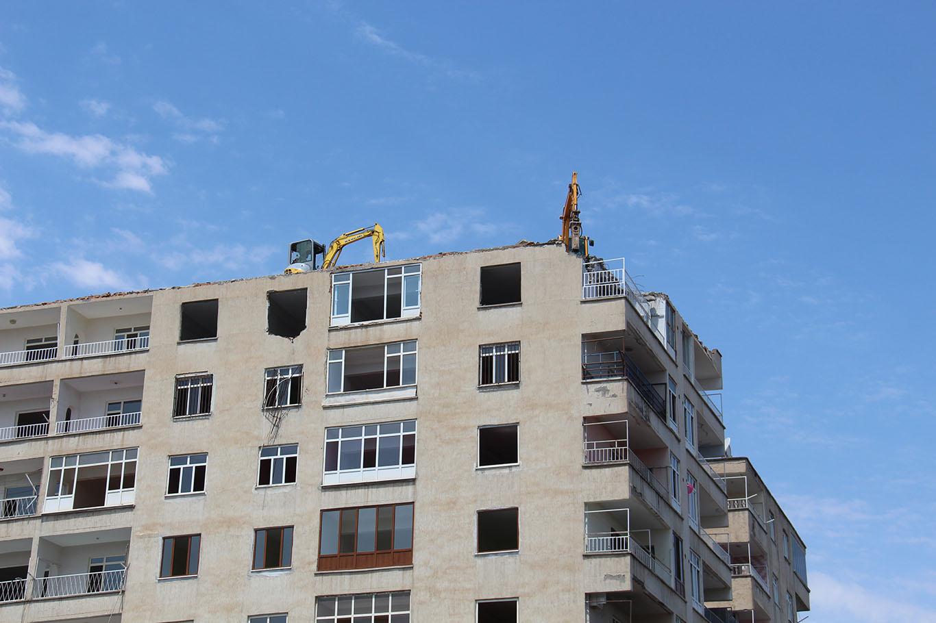 Diyarbakır’da riskli binanın yıkımına başlandı